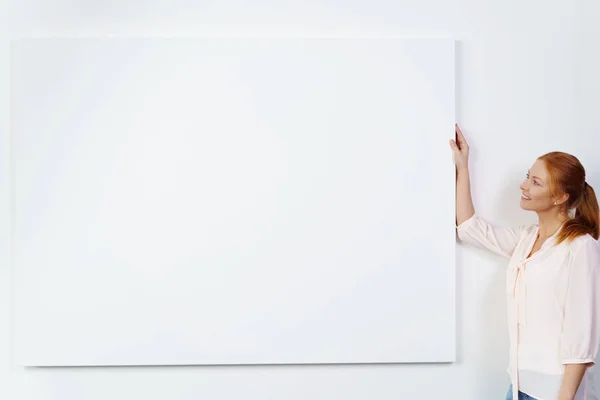 Una donna con i capelli rossi e bella camicetta — Foto Stock