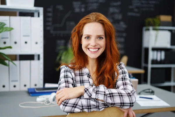 Gelukkig jonge volwassen student in de klas — Stockfoto