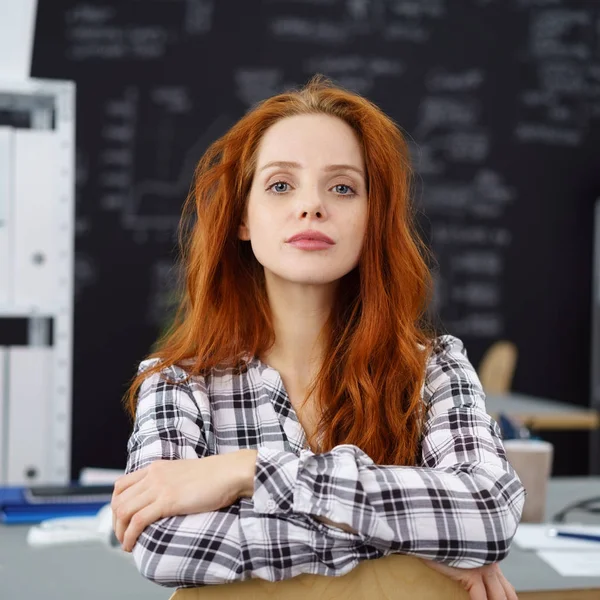 Leuke vrouw met gevouwen armen en flanellen shirt — Stockfoto