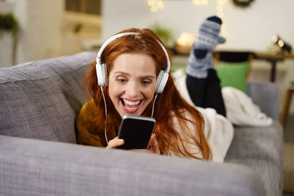 Jeune femme adulte excitée écoutant de la musique — Photo