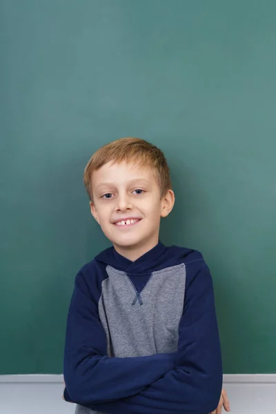 对黑板年轻微笑的男孩 — 图库照片