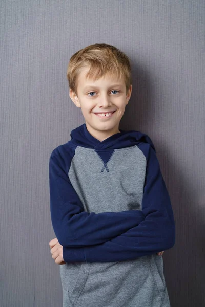 Niño con el pelo claro brazos cruzados — Foto de Stock