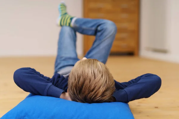 Kleiner Junge entspannt sich zu Hause in seinen Socken — Stockfoto