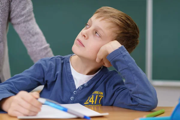 Молодий школяр слухає свого вчителя — стокове фото