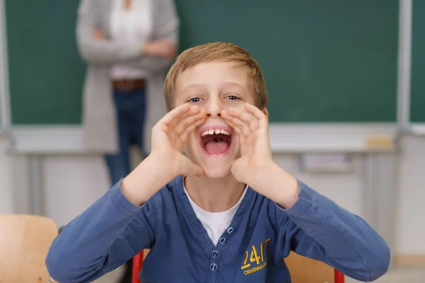 Esuberante giovane scolaro urla in classe — Foto Stock