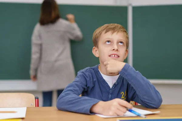 Ung skolpojke hoppas på ett svar — Stockfoto