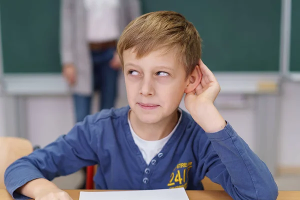 Jongen te doen alsof dat hij luistert — Stockfoto