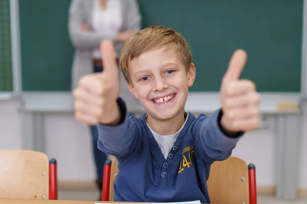 Glücklicher junger Schuljunge, der einen Daumen nach oben gibt — Stockfoto