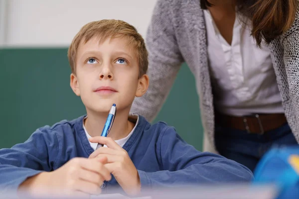 Giovane ragazzo perplesso su un problema in classe — Foto Stock