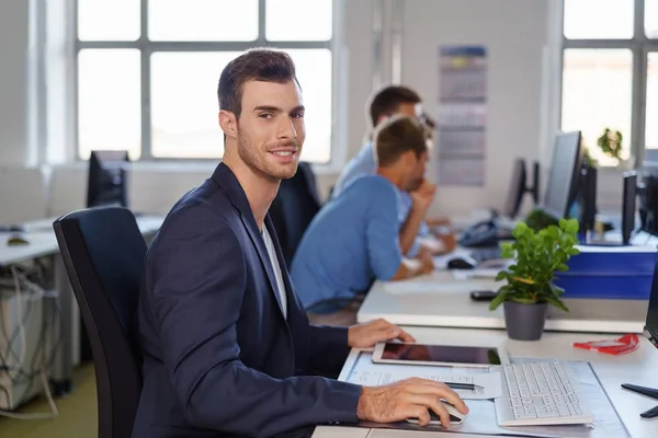 Homme au bureau dans un bureau à aire ouverte — Photo