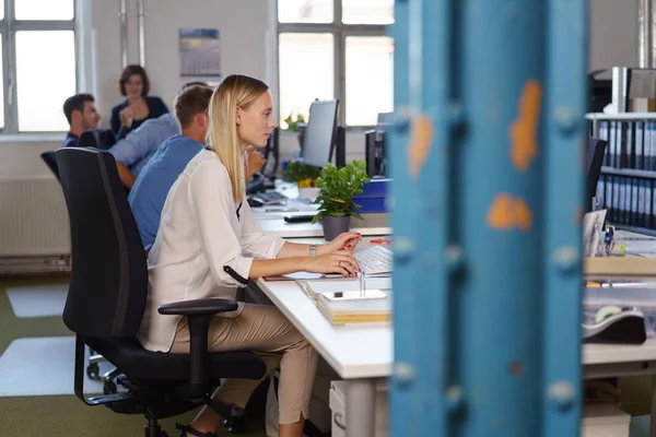 Woman working with computer — Stock Photo, Image