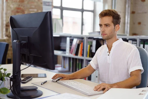 Homme d'affaires travaillant avec l'ordinateur — Photo