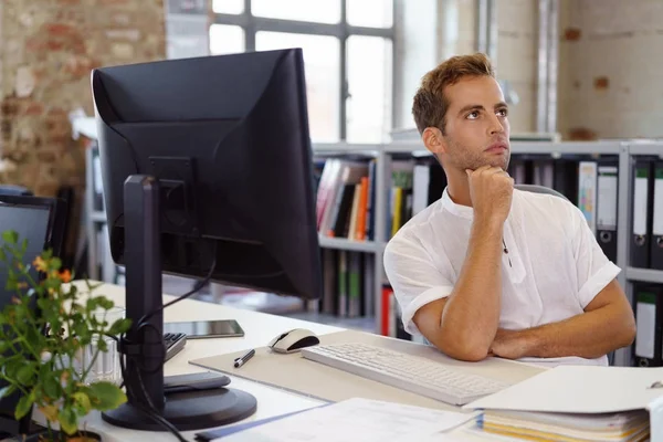 Mannen eftertänksamt tittar upp — Stockfoto