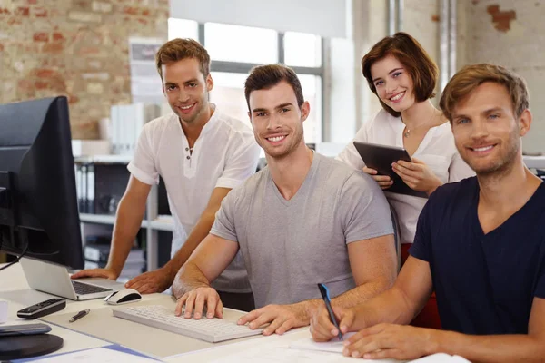 Chers collègues travaillant dans un bureau moderne — Photo