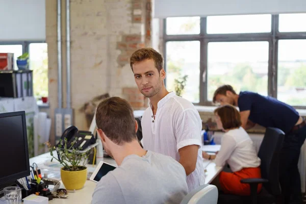 Kollegen im modernen Büro — Stockfoto