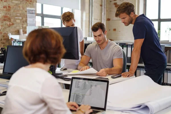 Jóvenes colegas trabajando juntos — Foto de Stock