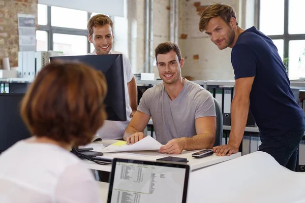 Giovani colleghi che lavorano insieme — Foto Stock