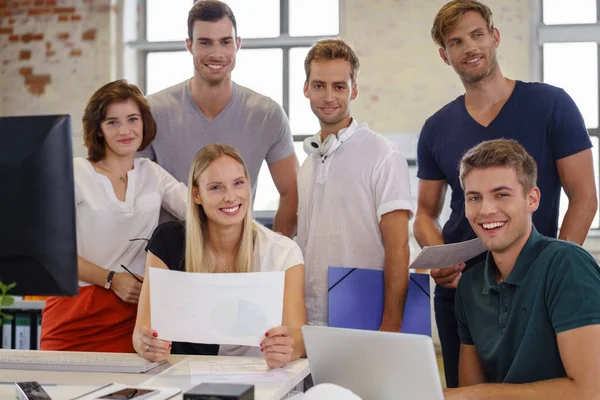 Equipo de jóvenes colaboradores — Foto de Stock