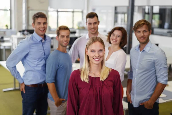 Team van jonge medewerkers — Stockfoto