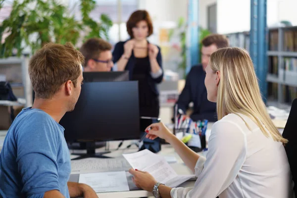 Businesspeople having conversation — Stock Photo, Image