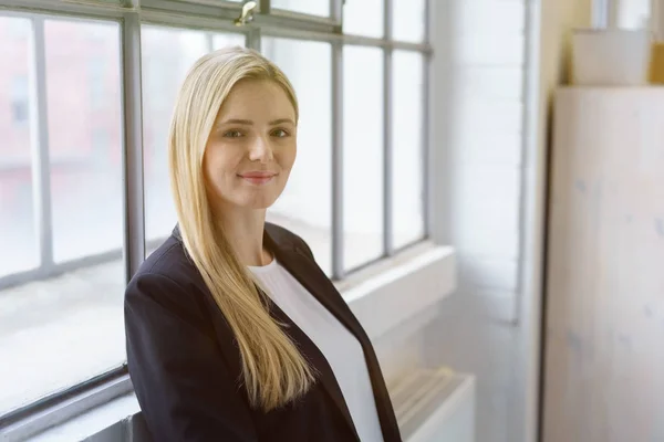 Joven mujer de negocios con pelo largo y rubio — Foto de Stock