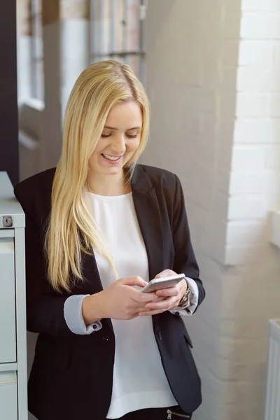 Blonde Geschäftsfrau mit Smartphone — Stockfoto