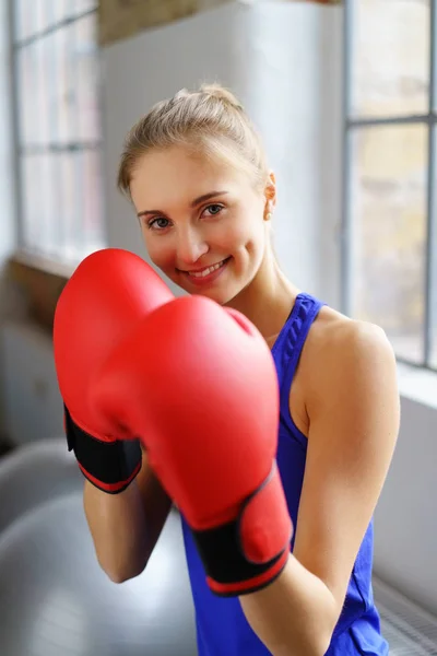 Giovane donna in guantoni da boxe — Foto Stock