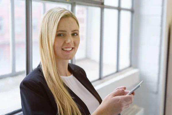 Mujer de negocios rubia con smartphone — Foto de Stock