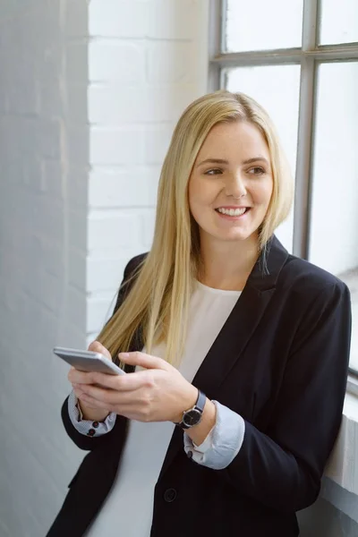 Mujer de negocios rubia con smartphone —  Fotos de Stock