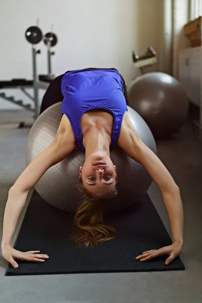 Vrouw doen oefeningen met fit-bal — Stockfoto