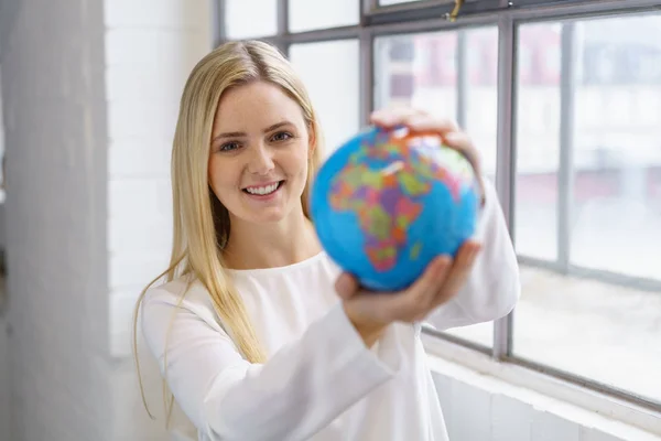 Femme d'affaires blonde avec globe — Photo