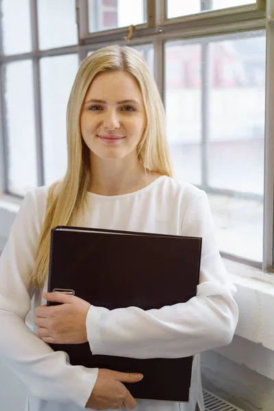 Junge Geschäftsfrau mit langen blonden Haaren — Stockfoto