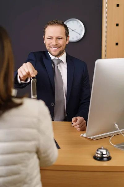 Hotel manager giving room key — Stock Photo, Image