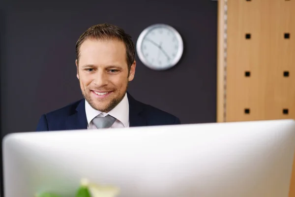 Smiling hotel manager — Stockfoto