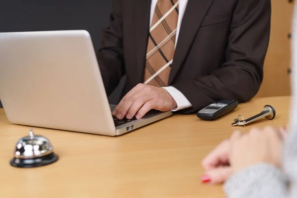 Hotel receptionist searching for room — Stock Photo, Image