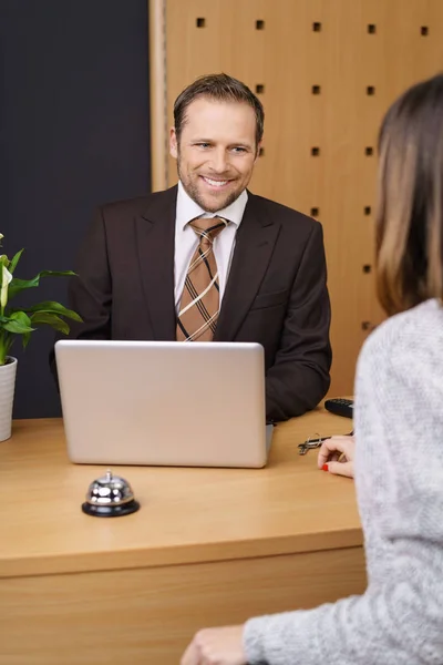 Réceptionniste de l'hôtel parlant au client — Photo