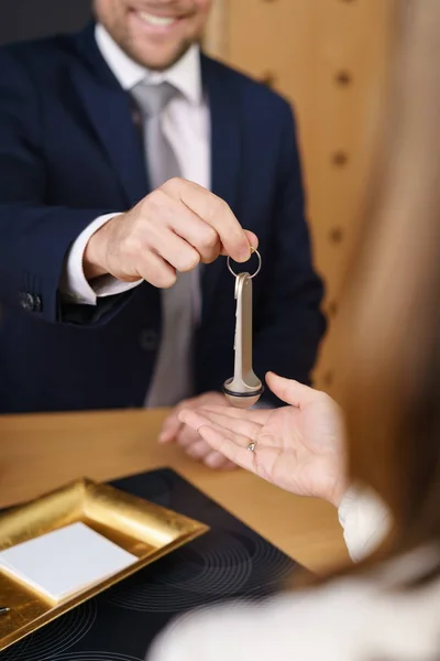 Hotel manager δίνοντας το κλειδί του δωματίου — Φωτογραφία Αρχείου