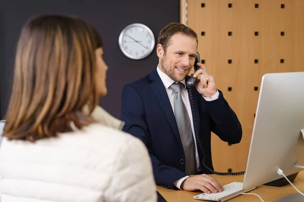 Réceptionniste de l'hôtel parlant au client — Photo