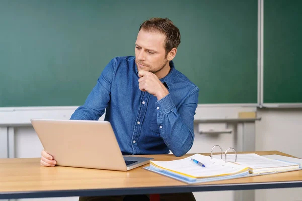 Professor em sala de aula trabalhando com laptop — Fotografia de Stock