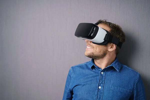 Człowiek z wirtualną rzeczywistością zestaw słuchawkowy — Zdjęcie stockowe