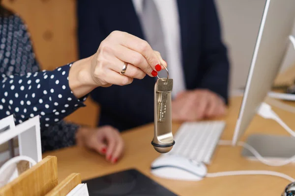 Receptionist handing hotel room key — Stock Photo, Image