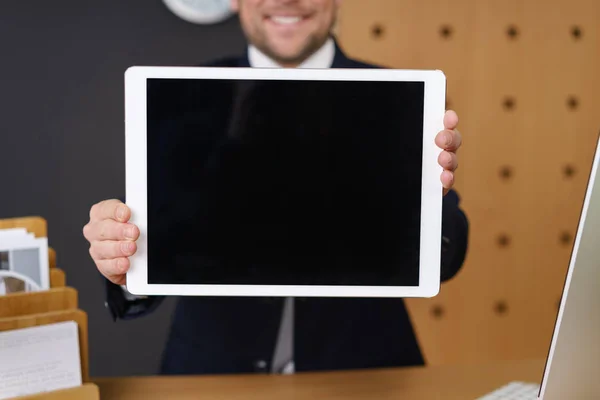 Gerente de hotel celebración tableta en blanco — Foto de Stock