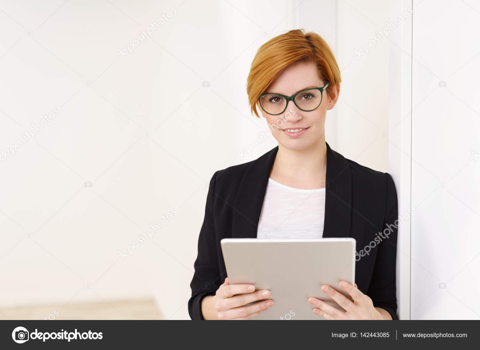 Mujer joven con tableta fotografía de stock © racorn 142443085