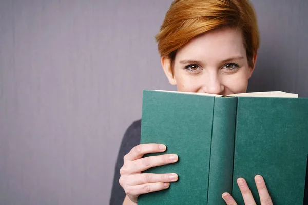 Mujer feliz con libro — Foto de Stock