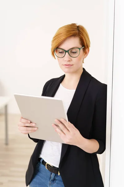Young businesswoman with tablet — Stock Photo, Image