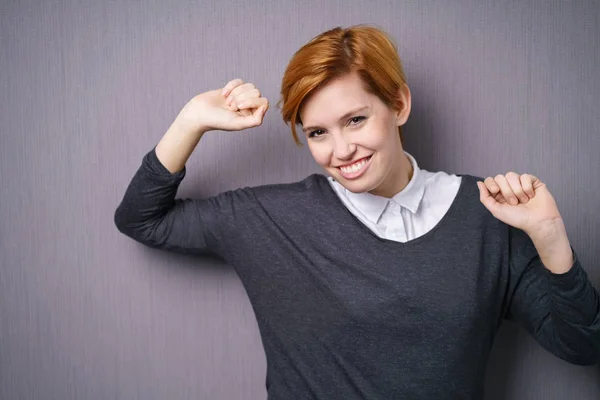 Donna allungando se stessa — Foto Stock