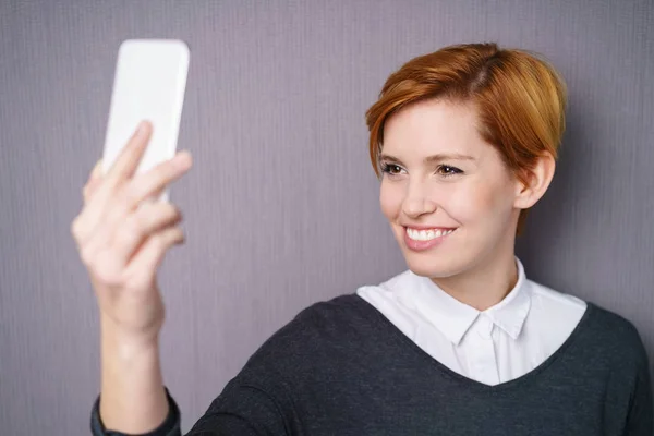 Sorridente rossa donna prendendo selfie — Foto Stock