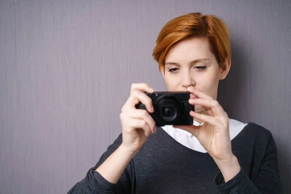 Giovane donna controllare foto — Foto Stock