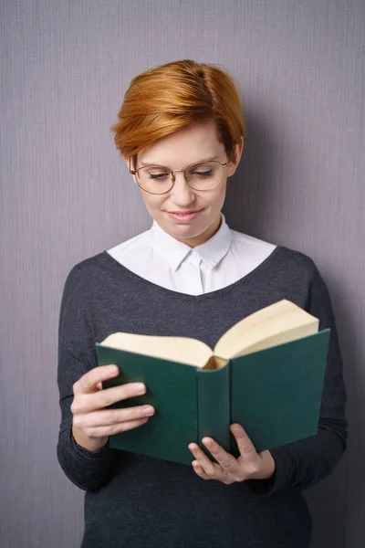 Kvinna läsning bok — Stockfoto