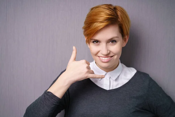 Leende vänliga ung kvinna ringa mig tecken — Stockfoto